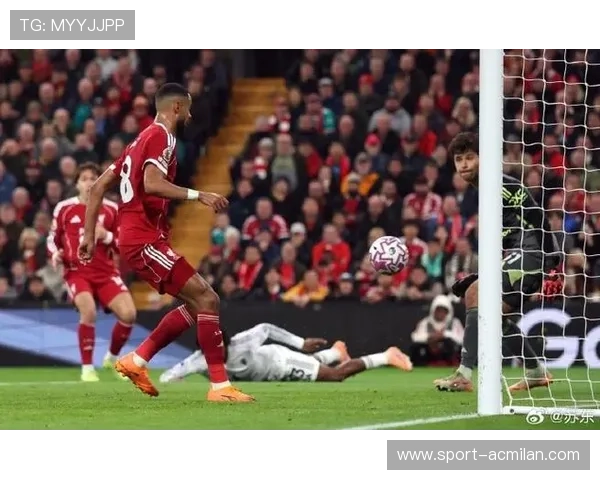 曼联边路补位形成致命传中机会